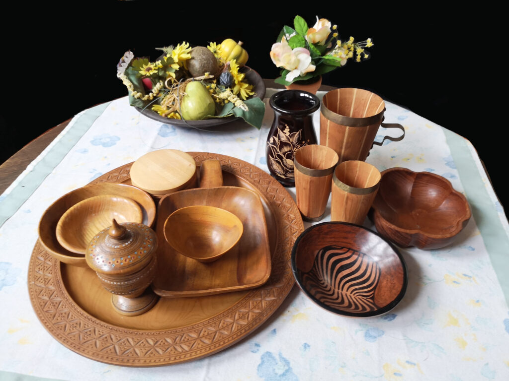 Holzplatten, Holzschalen, Gefäße aus Holz